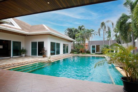 Casa de 4 dormitorios en Chon Buri, Tailandia № 133612 - foto 4