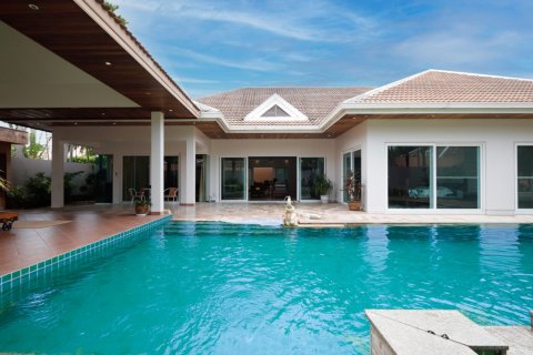Casa de 4 dormitorios en Chon Buri, Tailandia № 133612 - foto 2