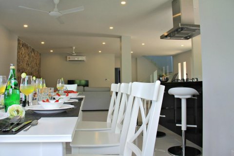 Chalet de 5 dormitorios en Ko Samui, Tailandia № 139475 - foto 17
