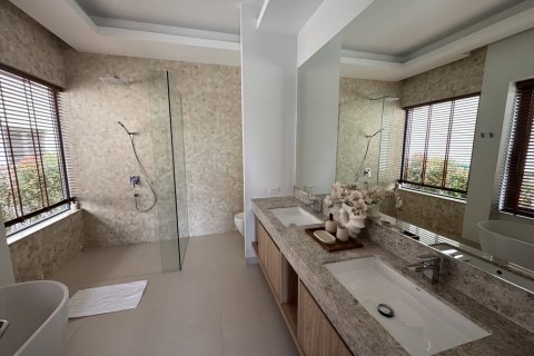 Chalet de 4 dormitorios en Pattaya, Tailandia № 163878 - foto 16