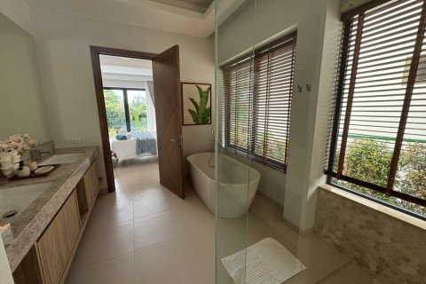 Chalet de 4 dormitorios en Pattaya, Tailandia № 163878 - foto 17