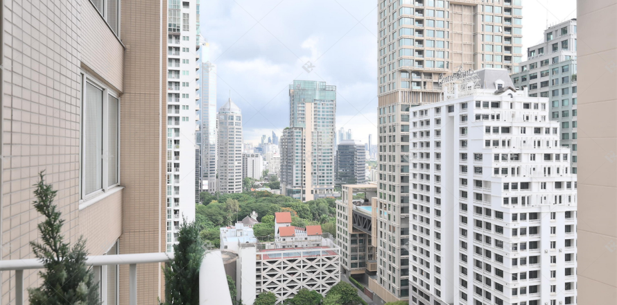 Condo in Bangkok, Thailand, 2 bedrooms  № 233195
