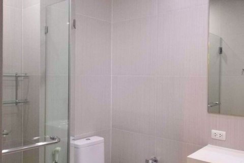 Condo à Bang Kapi, Bangkok, Thaïlande, 2 chambres № 70917 - photo 6