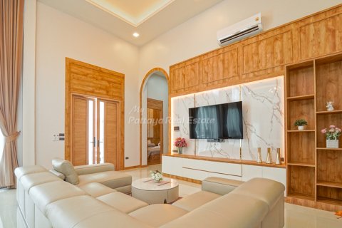 Casa de 6 dormitorios en Bang Lamung, Tailandia № 160178 - foto 5