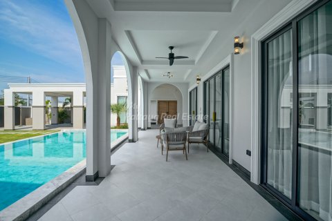 Casa de 6 dormitorios en Bang Lamung, Tailandia № 160178 - foto 4