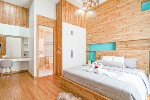 Casa de 6 dormitorios en Bang Lamung, Tailandia № 160178 - foto 17