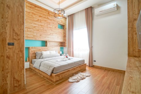 Casa de 6 dormitorios en Bang Lamung, Tailandia № 160178 - foto 15