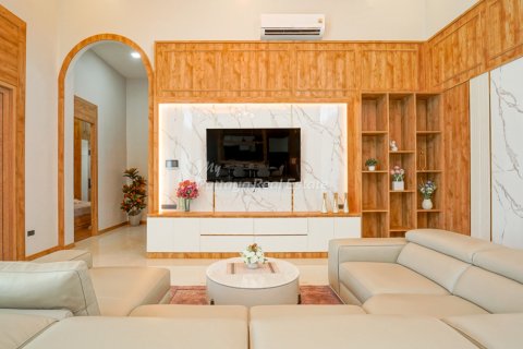 Casa de 6 dormitorios en Bang Lamung, Tailandia № 160178 - foto 6