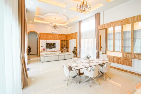 Casa de 6 dormitorios en Bang Lamung, Tailandia № 160178 - foto 8