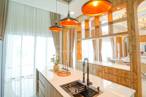 Casa de 6 dormitorios en Bang Lamung, Tailandia № 160178 - foto 11