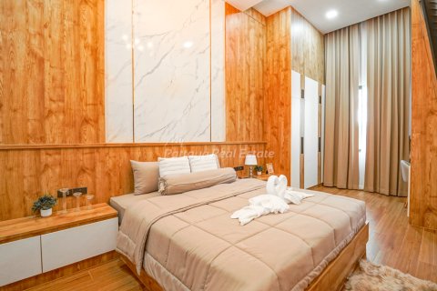 Casa de 6 dormitorios en Bang Lamung, Tailandia № 160178 - foto 27
