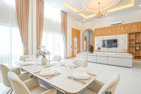 Casa de 6 dormitorios en Bang Lamung, Tailandia № 160178 - foto 10