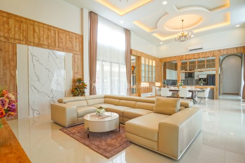 Casa de 6 dormitorios en Bang Lamung, Tailandia № 160178 - foto 7