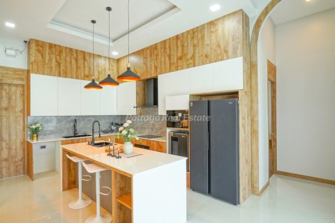 Casa de 6 dormitorios en Bang Lamung, Tailandia № 160178 - foto 12