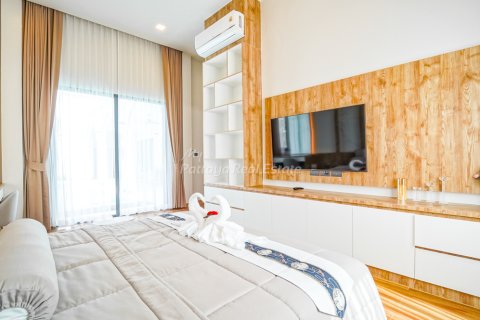Casa de 6 dormitorios en Bang Lamung, Tailandia № 160178 - foto 25