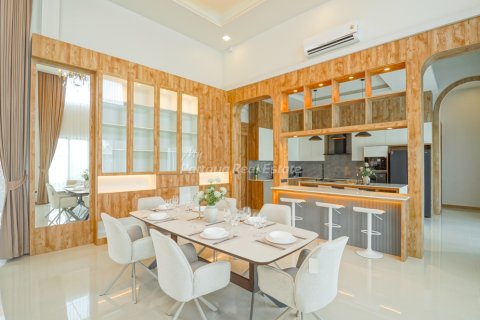 Casa de 6 dormitorios en Bang Lamung, Tailandia № 160178 - foto 9