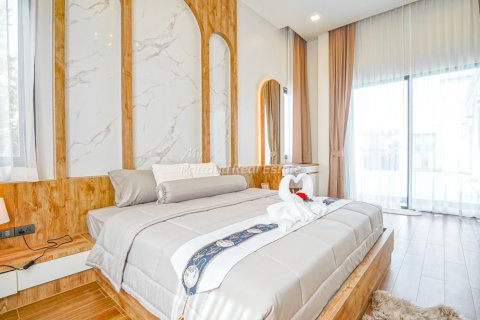 Casa de 6 dormitorios en Bang Lamung, Tailandia № 160178 - foto 24