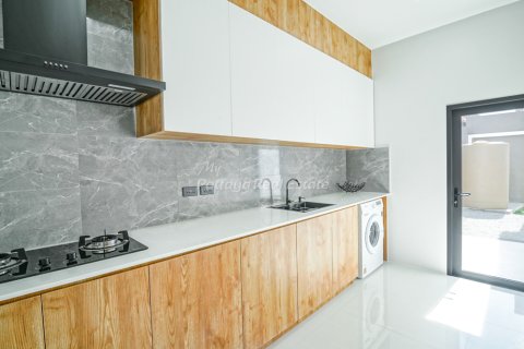 Casa de 6 dormitorios en Bang Lamung, Tailandia № 160178 - foto 14