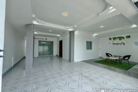 Casa de 3 dormitorios en Pattaya, Tailandia № 205452 - foto 16