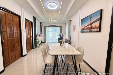 Casa de 3 dormitorios en Pattaya, Tailandia № 205452 - foto 10