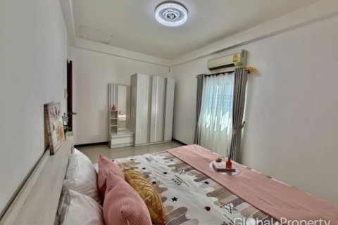 Casa de 3 dormitorios en Pattaya, Tailandia № 205452 - foto 3