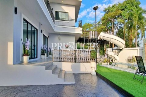 House in Pattaya, Thailand 6 bedrooms № 198550 - photo 16