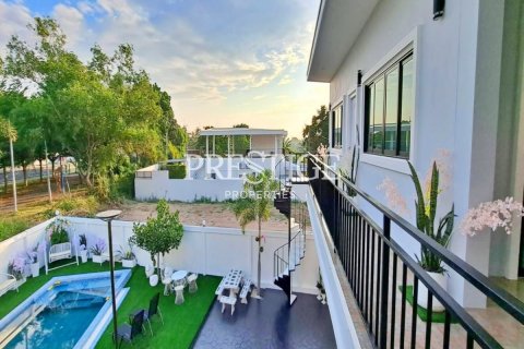 House in Pattaya, Thailand 6 bedrooms № 198550 - photo 15
