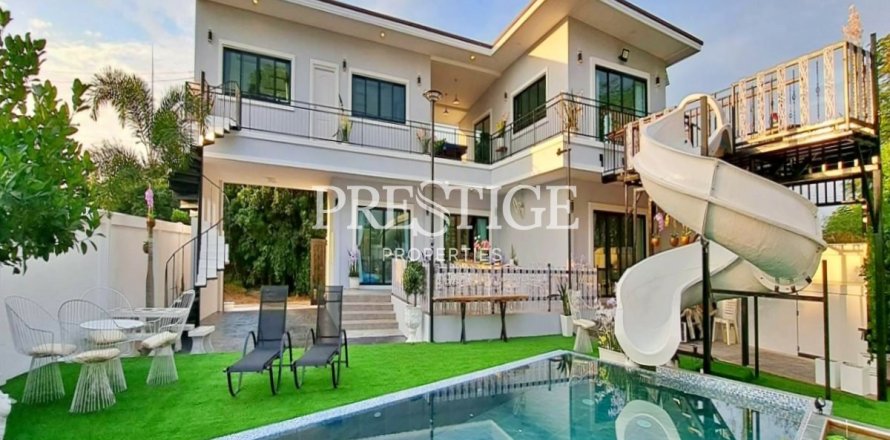 House in Pattaya, Thailand 6 bedrooms № 198550