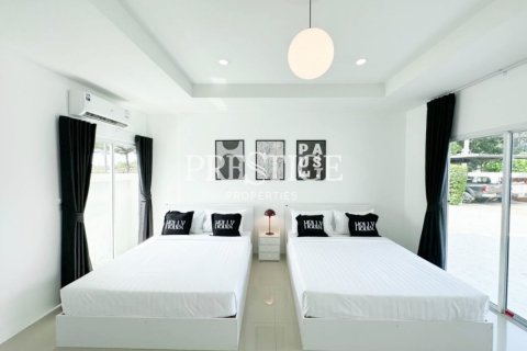 Casa de 6 dormitorios en Pattaya, Tailandia № 198546 - foto 9