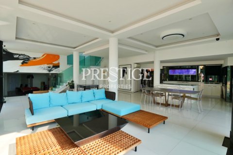 House in Pattaya, Thailand 10 bedrooms № 198549 - photo 5