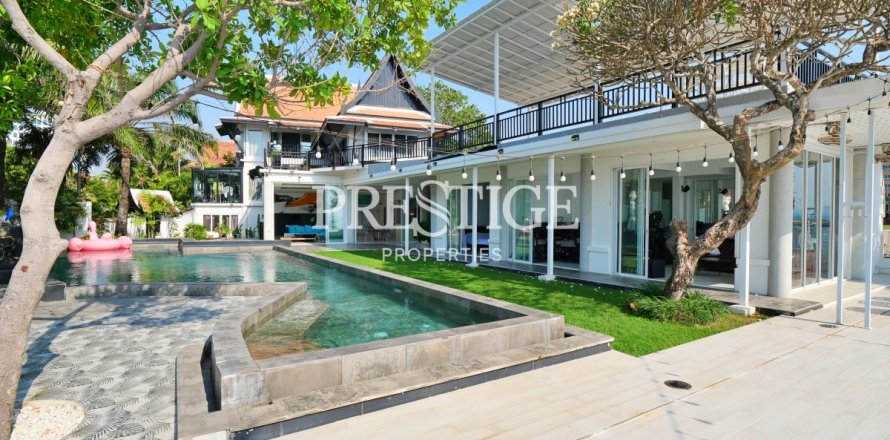 House in Pattaya, Thailand 10 bedrooms № 198549
