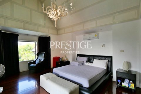 House in Pattaya, Thailand 10 bedrooms № 198549 - photo 11