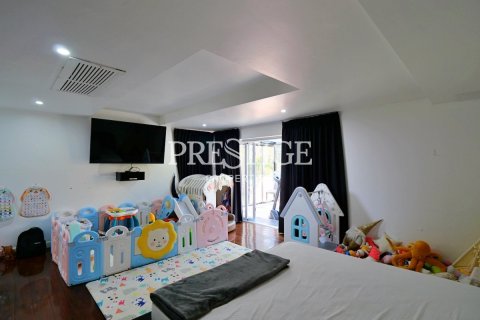 House in Pattaya, Thailand 10 bedrooms № 198549 - photo 18