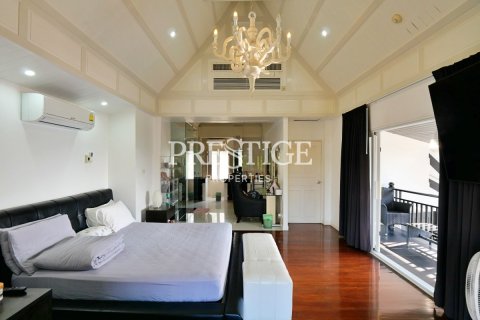 House in Pattaya, Thailand 10 bedrooms № 198549 - photo 10