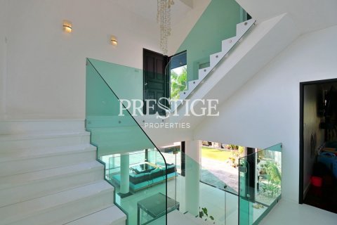House in Pattaya, Thailand 10 bedrooms № 198549 - photo 9