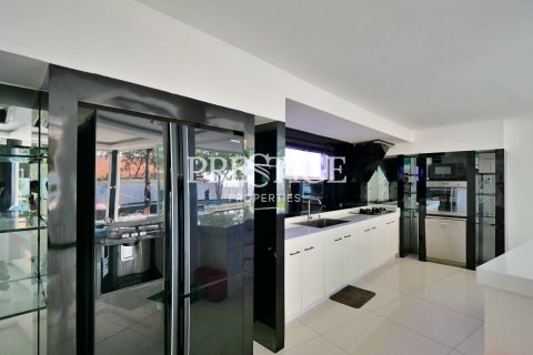 House in Pattaya, Thailand 10 bedrooms № 198549 - photo 8
