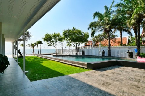 House in Pattaya, Thailand 10 bedrooms № 198549 - photo 2