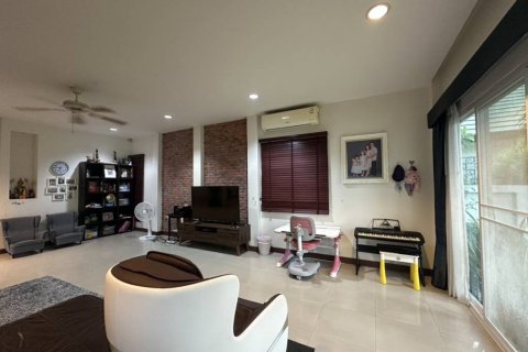 Casa de 4 dormitorios en Pattaya, Tailandia № 114057 - foto 3