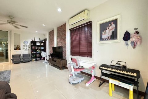 Casa de 4 dormitorios en Pattaya, Tailandia № 114057 - foto 4