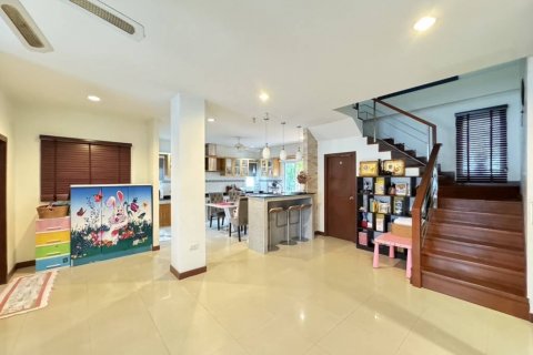 House in Pattaya, Thailand 4 bedrooms № 114057