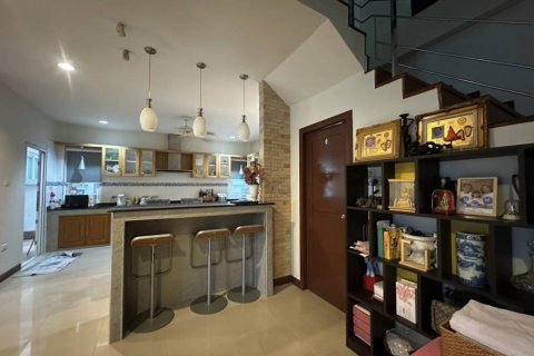 Casa de 4 dormitorios en Pattaya, Tailandia № 114057 - foto 8