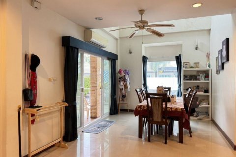 Casa de 4 dormitorios en Pattaya, Tailandia № 114057 - foto 10