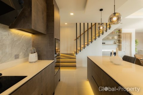 Casa de 3 dormitorios en Pattaya, Tailandia № 116790 - foto 12
