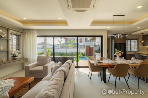Casa de 3 dormitorios en Pattaya, Tailandia № 116790 - foto 9
