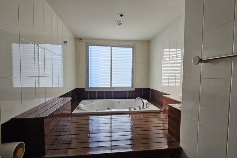 Condo in Watthana, Bangkok, Thailand, 3 bedrooms № 201178 - photo 2