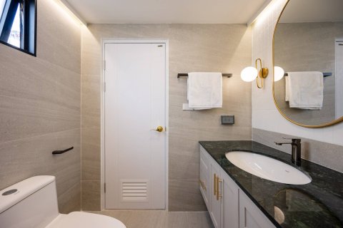 Condominio de 3 dormitorios en Bangkok, Tailandia № 180535 - foto 28