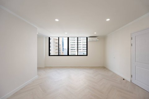 Condominio de 3 dormitorios en Bangkok, Tailandia № 180535 - foto 30