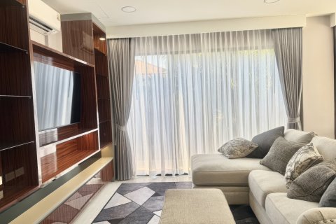 Casa de 4 dormitorios en Pattaya, Tailandia № 170369 - foto 8