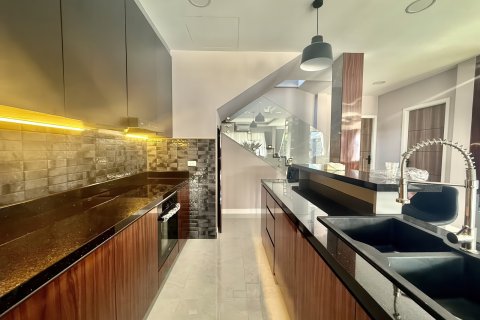 Casa de 4 dormitorios en Pattaya, Tailandia № 170369 - foto 11
