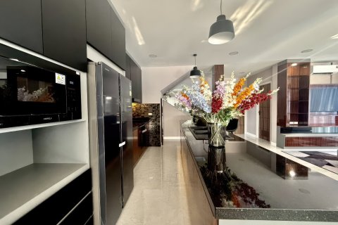 Casa de 4 dormitorios en Pattaya, Tailandia № 170369 - foto 12